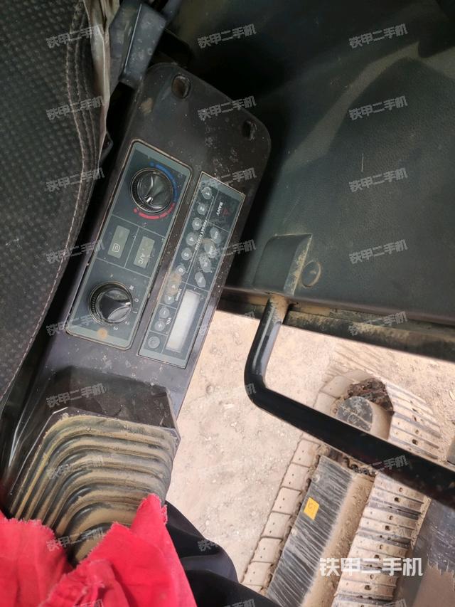 座椅左側控制臺/音響/含左手柄(駕駛室部分) 座椅左側控制臺/音響/含左手柄(駕駛室部分)