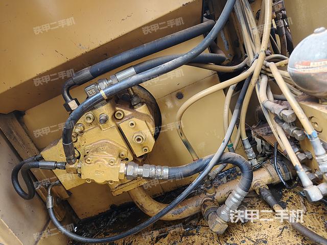 液壓泵艙室正面整體(整機外觀) 液壓泵艙室正面整體(整機外觀)