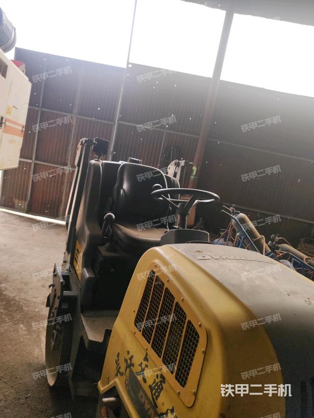 右側(cè)正面照（壓路機(jī)駕駛室）