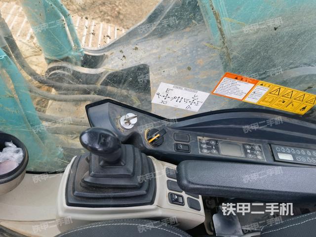 座椅右側(cè)控制臺/鑰匙門/油門/含右手柄(駕駛室部分) 座椅右側(cè)控制臺/鑰匙門/油門/含右手柄(駕駛室部分)