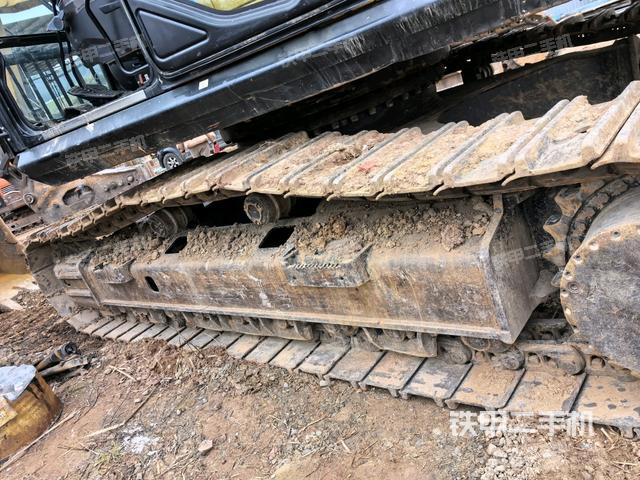 右驅(qū)動輪（行走機構(gòu)）