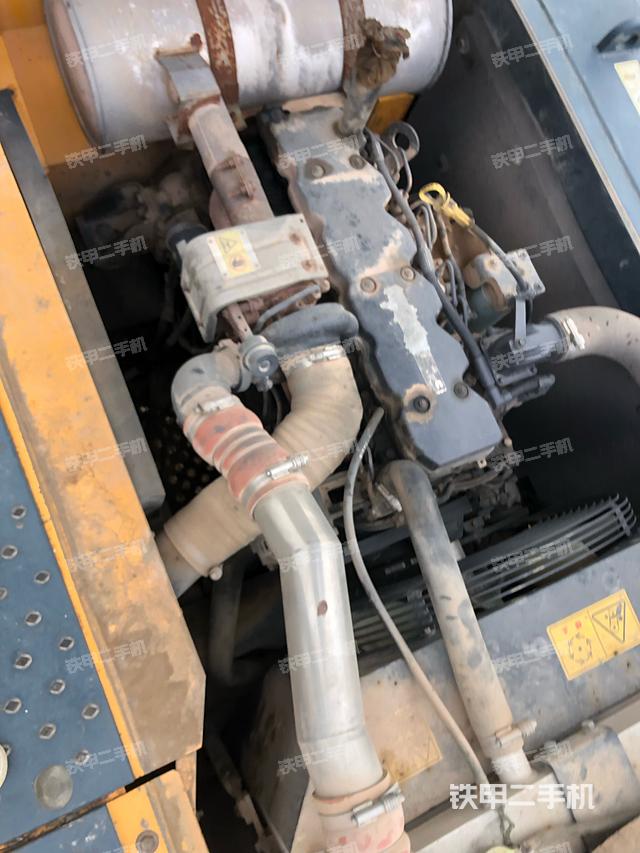 液压泵舱室正面整体（整机外观）