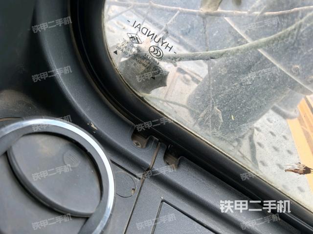 左后方玻璃角標（駕駛室部分）