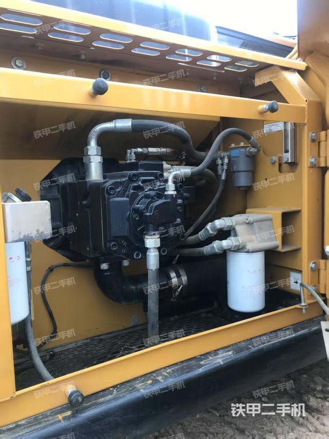 液压泵舱室正面整体（整机外观）