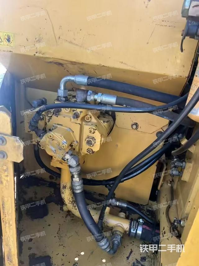 液壓泵艙室正面整體(整機(jī)外觀) 液壓泵艙室正面整體(整機(jī)外觀)