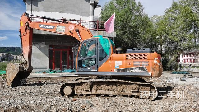 單側(cè)履帶整體(整機(jī)外觀) 單側(cè)履帶整體(整機(jī)外觀)