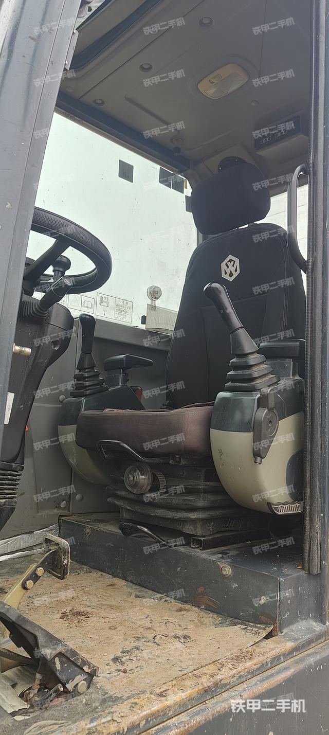 駕駛室整體(整機(jī)外觀) 駕駛室整體(整機(jī)外觀)