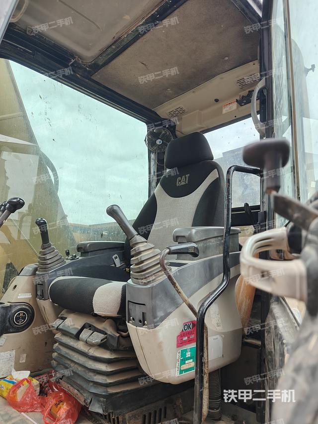 駕駛室整體(整機(jī)外觀) 駕駛室整體(整機(jī)外觀)