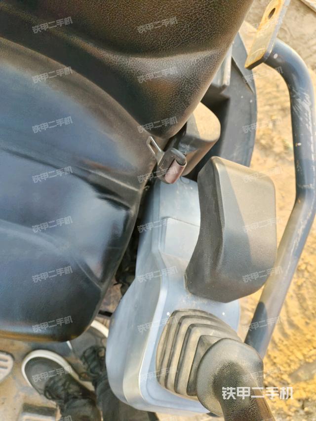 座椅右側(cè)控制臺(tái)/鑰匙門/油門/含右手柄（駕駛室部分）