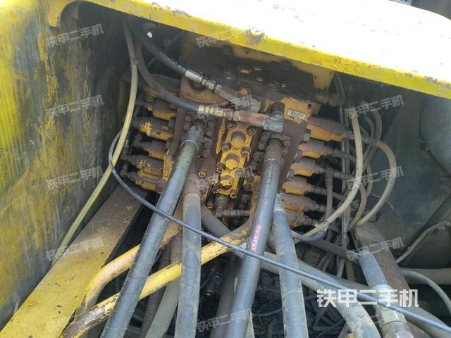 回轉(zhuǎn)馬達(dá)和主控閥（整機(jī)外觀(guān)）