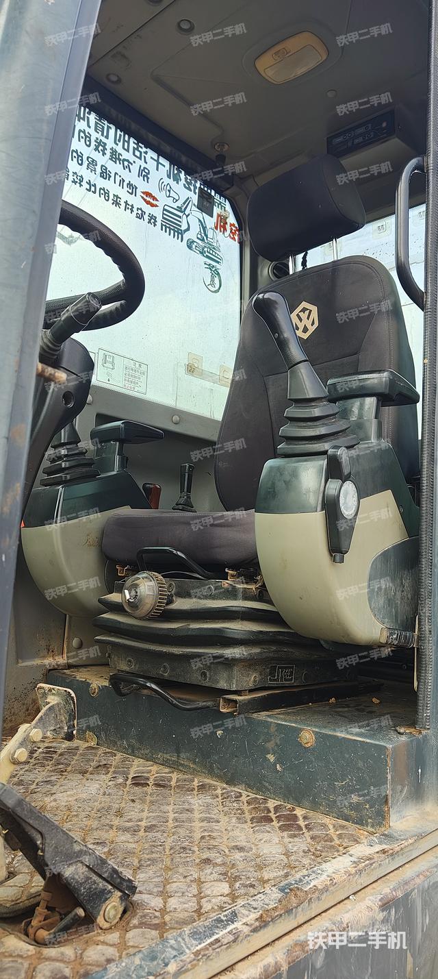 駕駛室整體(整機(jī)外觀) 駕駛室整體(整機(jī)外觀)