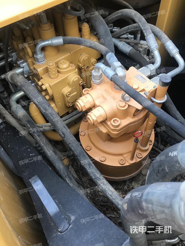 回转马达和主控阀（整机外观）