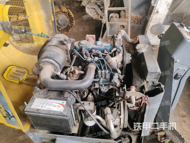 發(fā)動(dòng)機(jī)左側(cè)全景（壓路機(jī)發(fā)動(dòng)機(jī)艙）