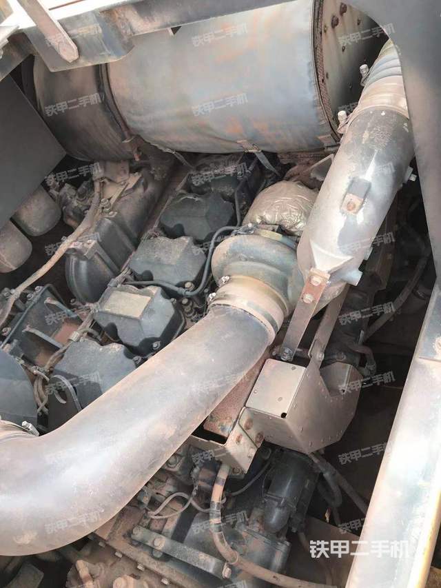 單側(cè)履帶整體(整機(jī)外觀) 單側(cè)履帶整體(整機(jī)外觀)