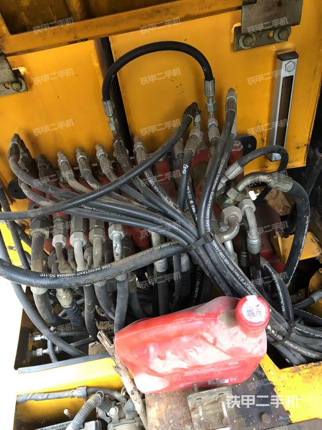 回转马达和主控阀（整机外观）