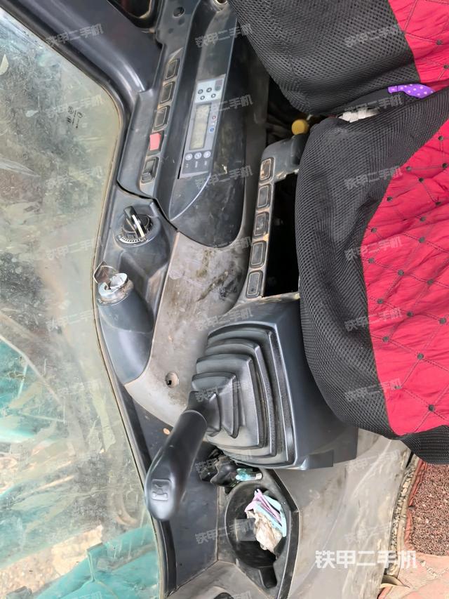 行走控制手柄和踏板?俯拍（駕駛室部分）