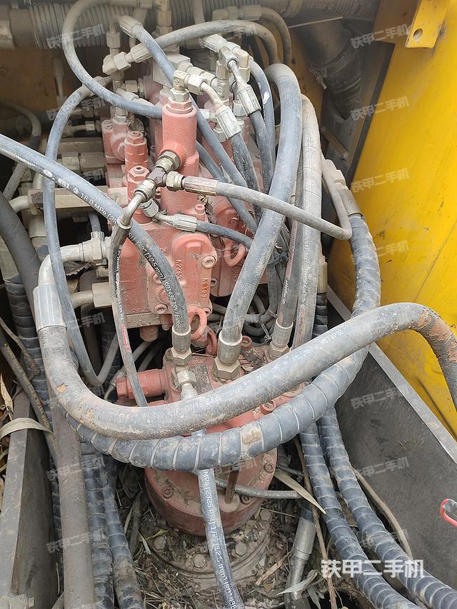 回转马达和主控阀（整机外观）