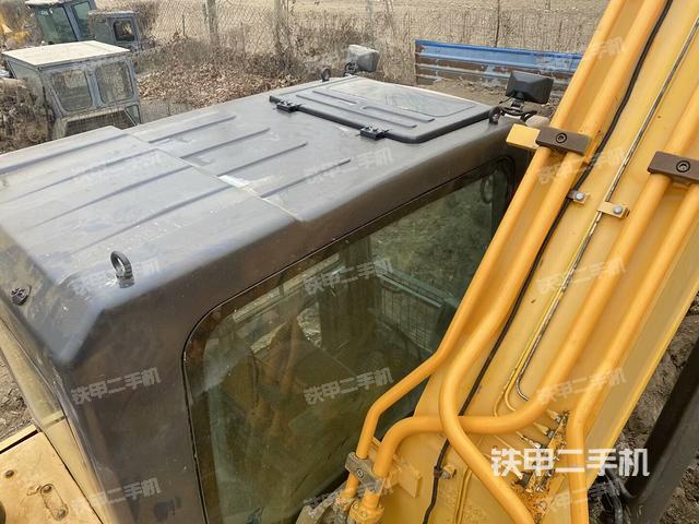 駕駛室頂部(整機(jī)外觀) 駕駛室頂部(整機(jī)外觀)