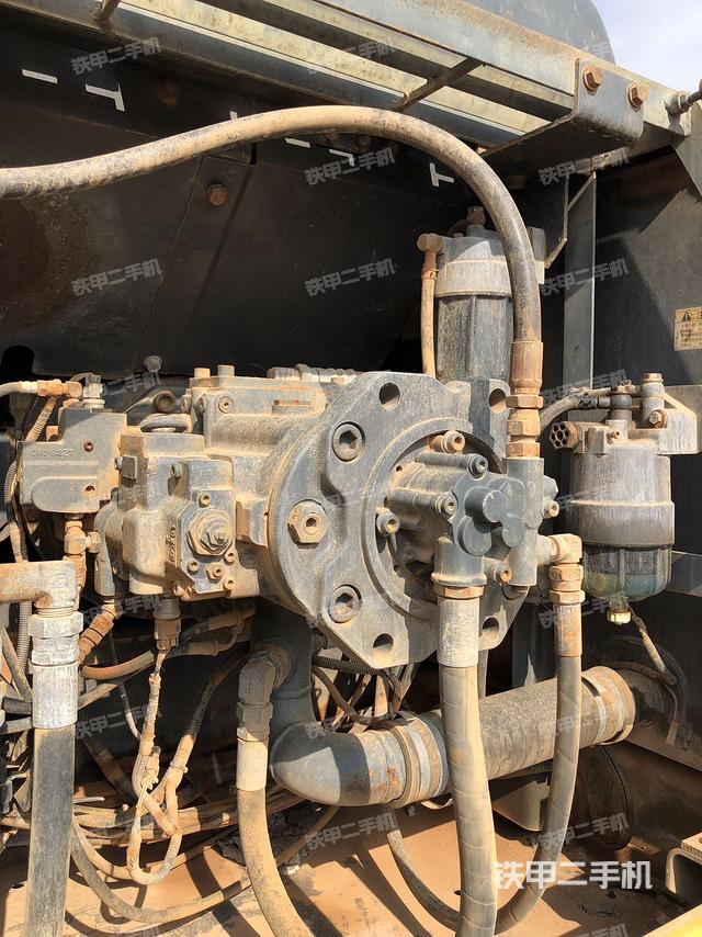 液压泵舱室正面整体（整机外观）