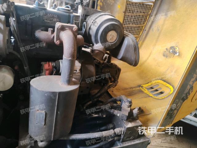 發(fā)動(dòng)機(jī)艙液壓泵全景（壓路機(jī)發(fā)動(dòng)機(jī)艙）