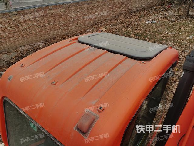 駕駛室頂部(整機(jī)外觀) 駕駛室頂部(整機(jī)外觀)