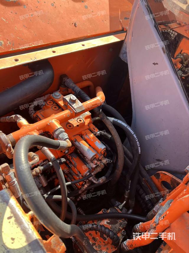 回轉(zhuǎn)馬達(dá)和主控閥（整機(jī)外觀(guān)）