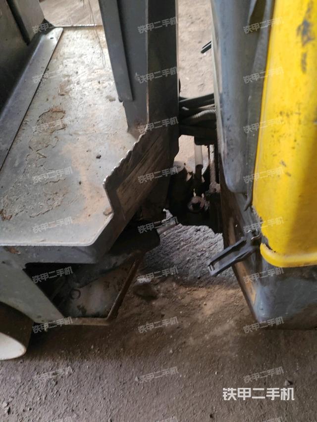 前輪左側(cè)減震塊連接及部件（壓路機(jī)前后車架）