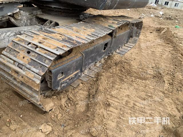 單側(cè)履帶整體(整機(jī)外觀) 單側(cè)履帶整體(整機(jī)外觀)