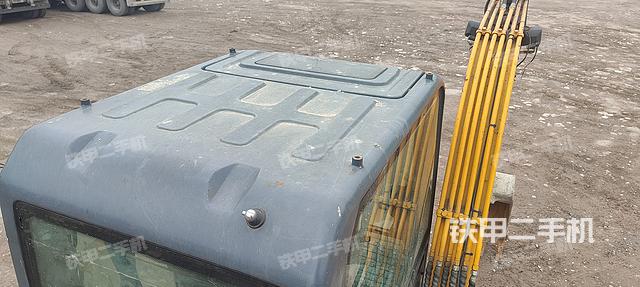 駕駛室頂部(整機(jī)外觀) 駕駛室頂部(整機(jī)外觀)