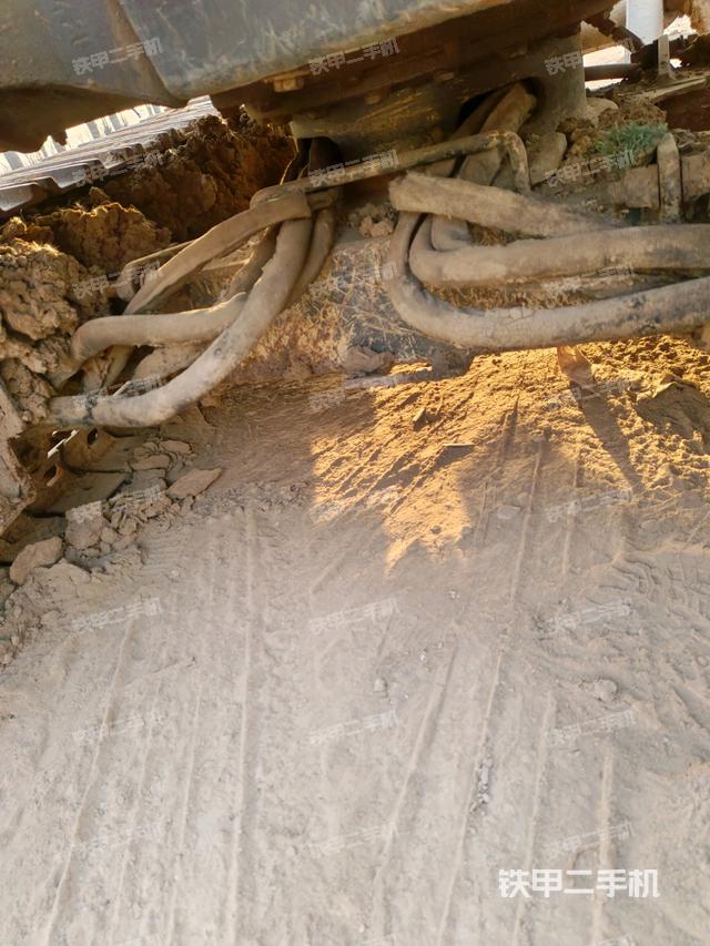 轉(zhuǎn)盤和下車架正前（工作和回轉(zhuǎn)裝置）