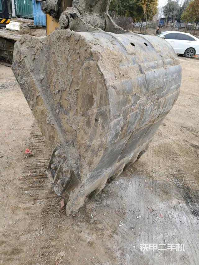 鏟斗右后整體(工作和回轉(zhuǎn)裝置) 鏟斗右后整體(工作和回轉(zhuǎn)裝置)