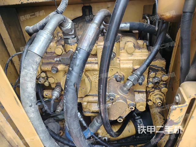 液壓泵艙室正面整體(整機(jī)外觀) 液壓泵艙室正面整體(整機(jī)外觀)