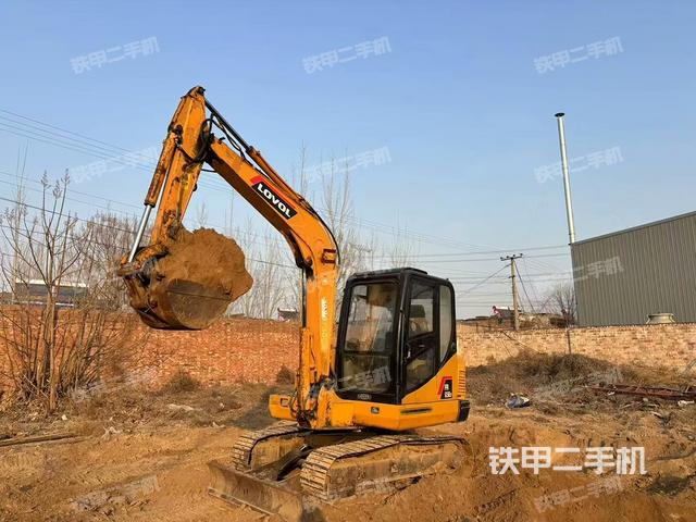 駕駛室整體(整機(jī)外觀) 駕駛室整體(整機(jī)外觀)