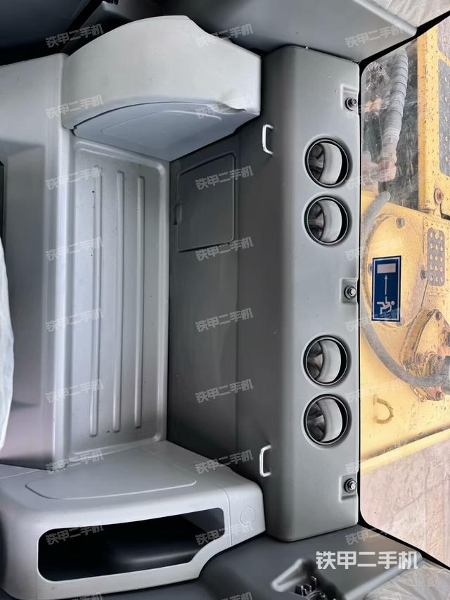 行走控制手柄和踏板?俯拍（駕駛室部分）