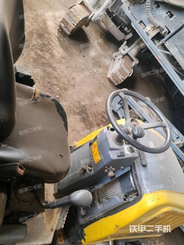 駕駛室內(nèi)座椅、儀表操作手柄全景（壓路機(jī)駕駛室）