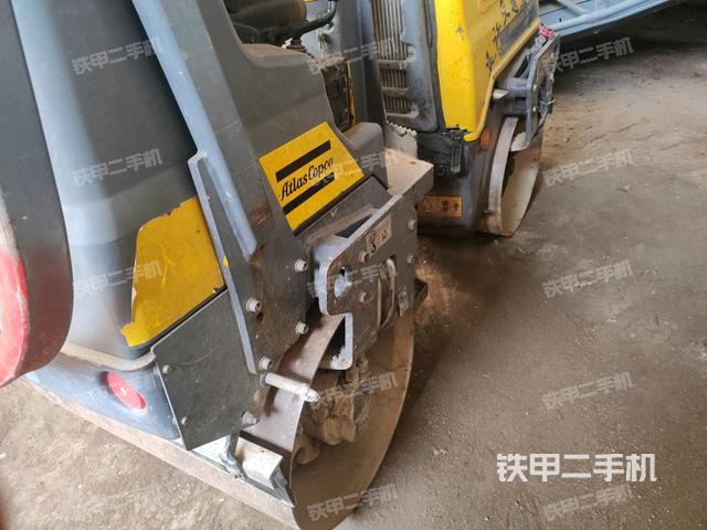 后輪右側(cè)全景（壓路機(jī)前后車架）