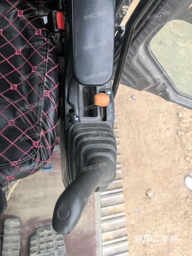 座椅右侧控制台/钥匙门/油门/含右手柄(驾驶室部分) 座椅右侧控制台/钥匙门/油门/含右手柄(驾驶室部分)