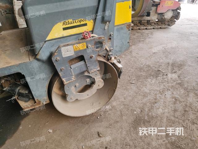 后輪左側(cè)全景（壓路機(jī)前后車架）