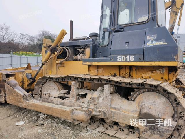 左側(cè)履帶全景（推土機(jī)底盤及工作裝置）