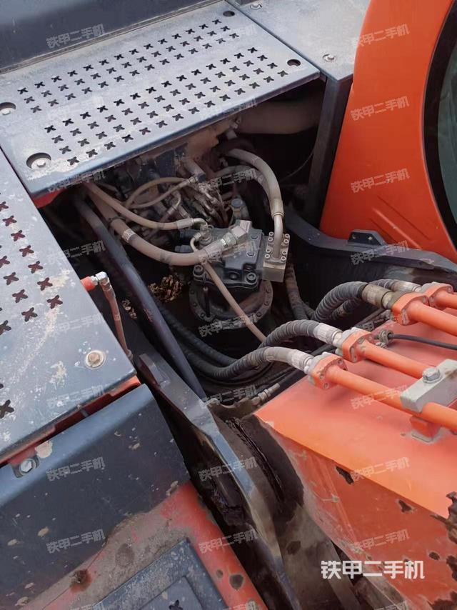 回轉(zhuǎn)馬達(dá)和主控閥(整機(jī)外觀) 回轉(zhuǎn)馬達(dá)和主控閥(整機(jī)外觀)