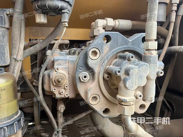 液压泵舱室正面整体（整机外观）