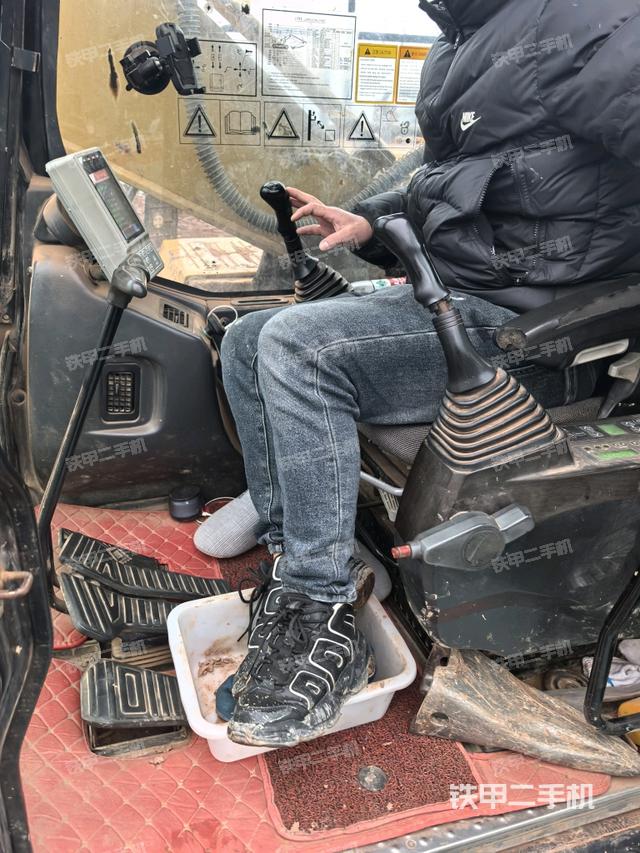 座椅右側(cè)控制臺/鑰匙門/油門/含右手柄(駕駛室部分) 座椅右側(cè)控制臺/鑰匙門/油門/含右手柄(駕駛室部分)