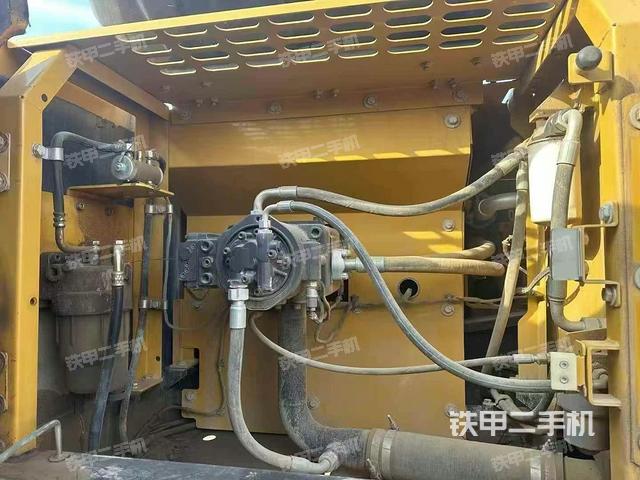 液壓泵艙室正面整體(整機外觀) 液壓泵艙室正面整體(整機外觀)