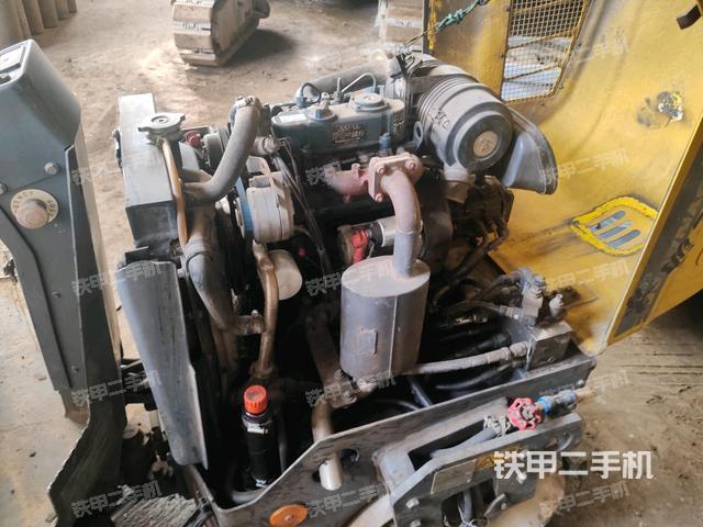 發(fā)動(dòng)機(jī)右側(cè)全景（壓路機(jī)發(fā)動(dòng)機(jī)艙）