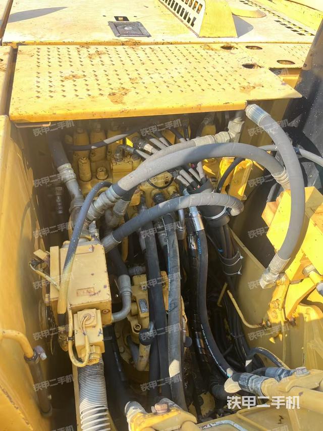 回转马达和主控阀（整机外观）