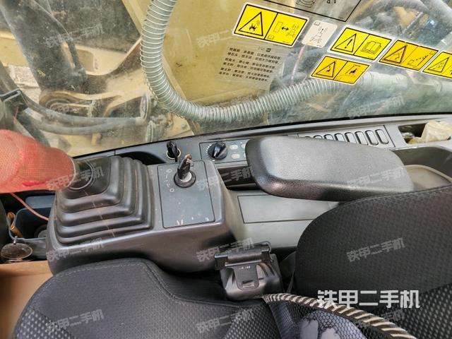 座椅右側控制臺/鑰匙門/油門/含右手柄(駕駛室部分) 座椅右側控制臺/鑰匙門/油門/含右手柄(駕駛室部分)