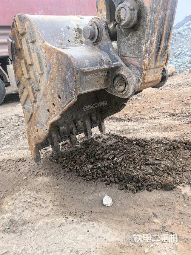 铲斗右后整体(工作和回转装置) 铲斗右后整体(工作和回转装置)