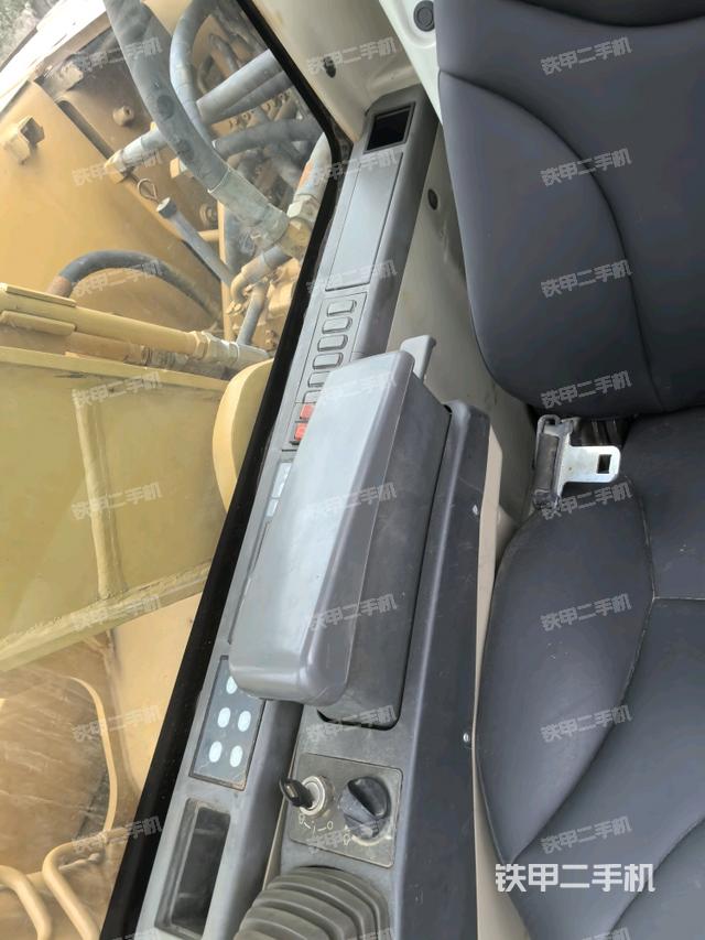 座椅右側(cè)控制臺/鑰匙門/油門/含右手柄（駕駛室部分）