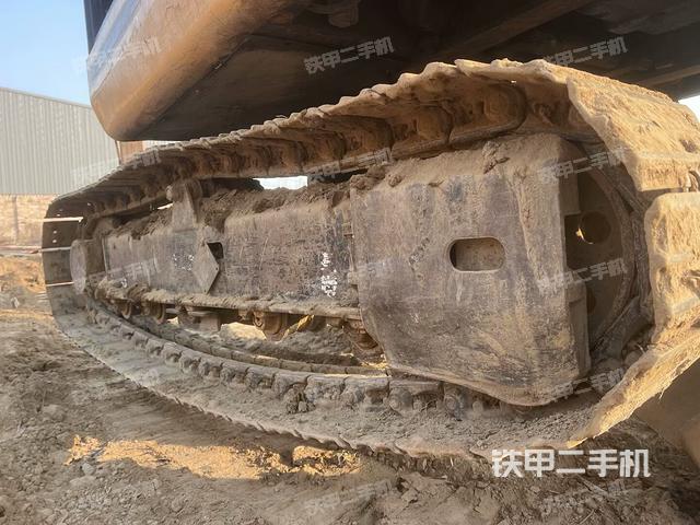 單側(cè)履帶整體(整機(jī)外觀) 單側(cè)履帶整體(整機(jī)外觀)
