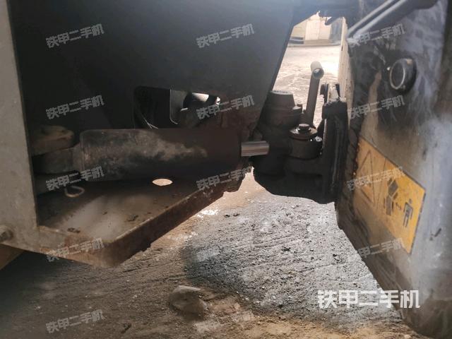 前輪右側(cè)減震塊連接及部件（壓路機(jī)前后車架）